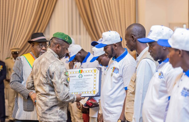 DISTINCTION DES PETROLIERS, DES CHAUFFEURS ET LEURS APPRENTIS :  Les récipiendaires reçoivent leurs médailles à Koulouba