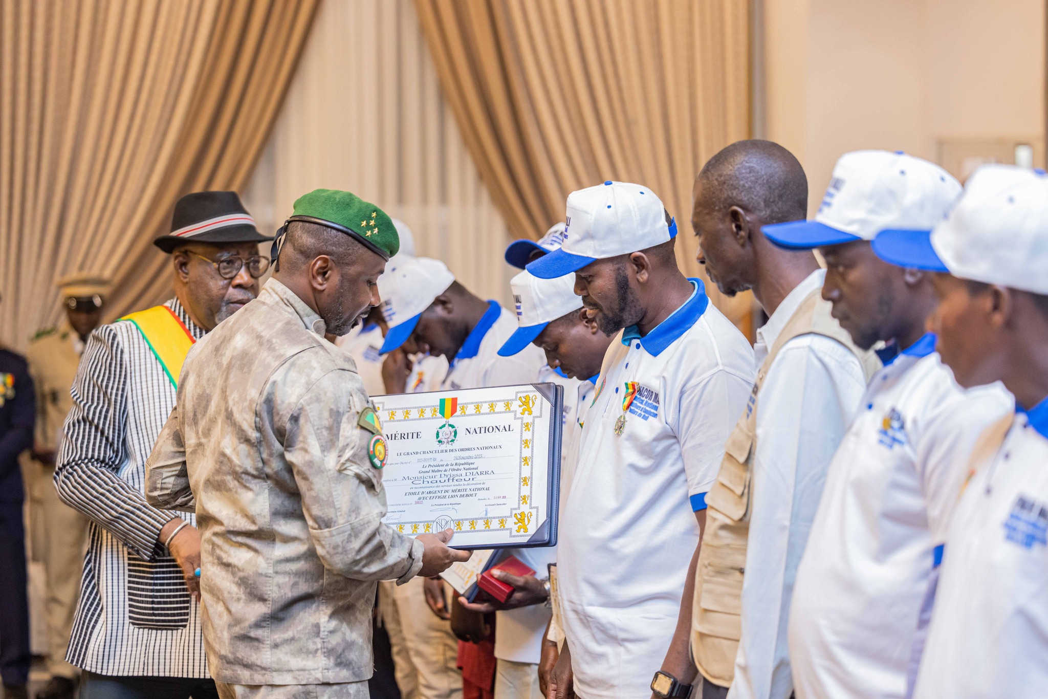 DISTINCTION DES PETROLIERS, DES CHAUFFEURS ET LEURS APPRENTIS :  Les récipiendaires reçoivent leurs médailles à Koulouba