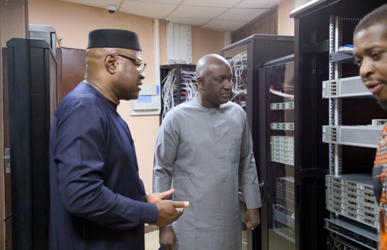 Continuité des services : le Médecin Général de Brigade Boubacar DEMBELE inspecte les installations solaires